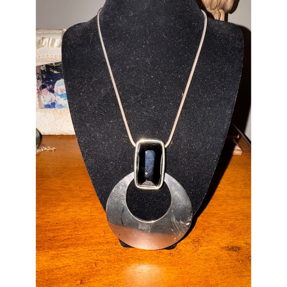 White House Black Market Silver Tone Necklace Black Stone Pendant Chunky Circle - Picture 2 of 5